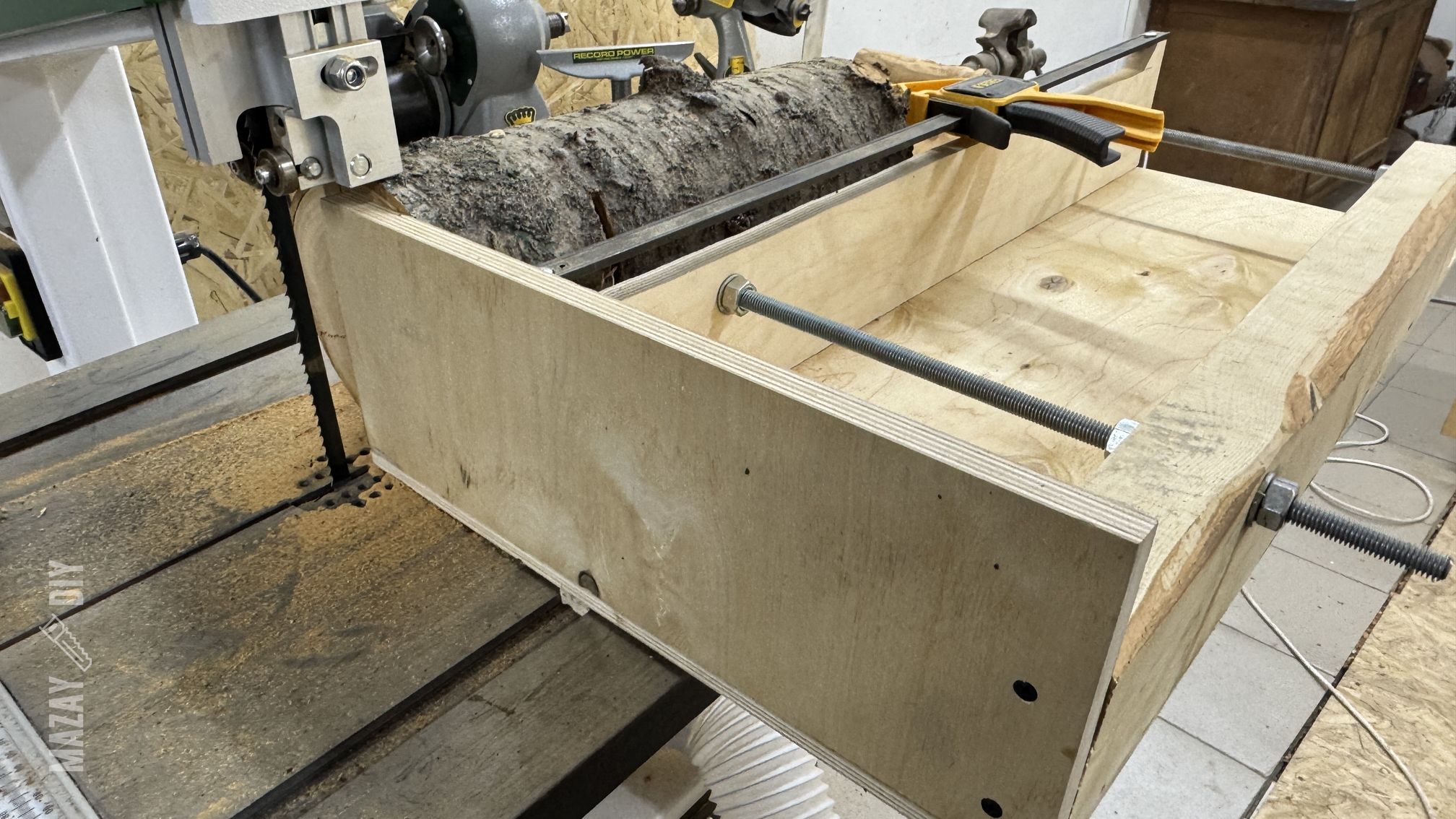 Jig for Slice Logs on a Bandsaw