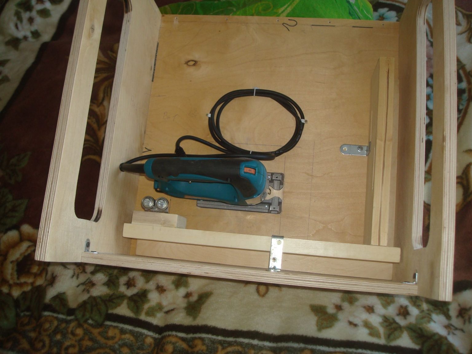 How to make a Jigsaw Table — Free DIY plans + 3D model