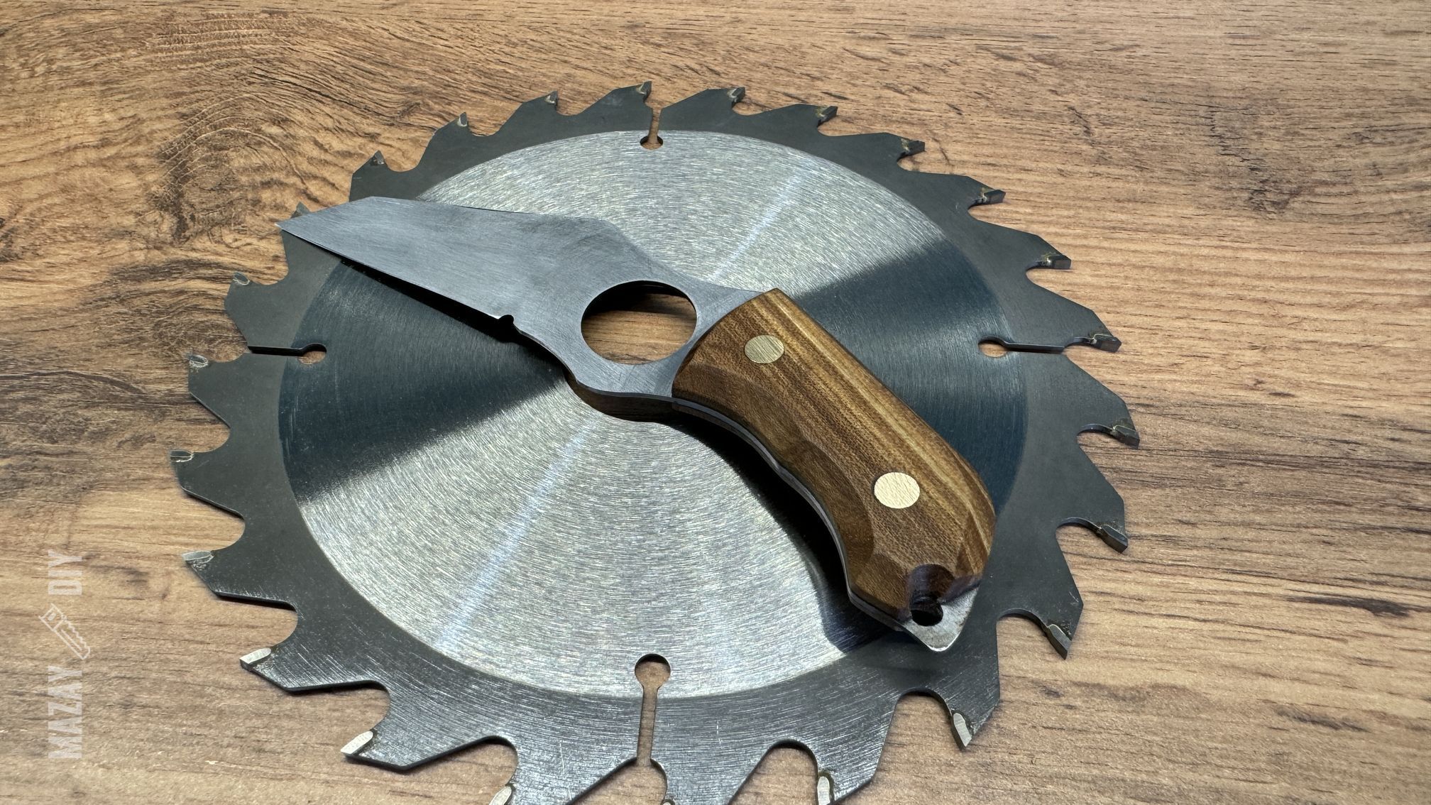 DIY spyderco knife from saw blade