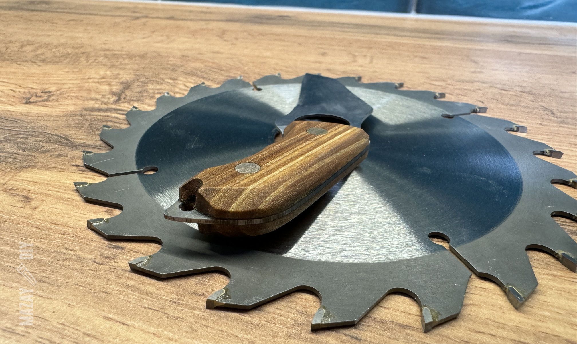 DIY spyderco knife from saw blade