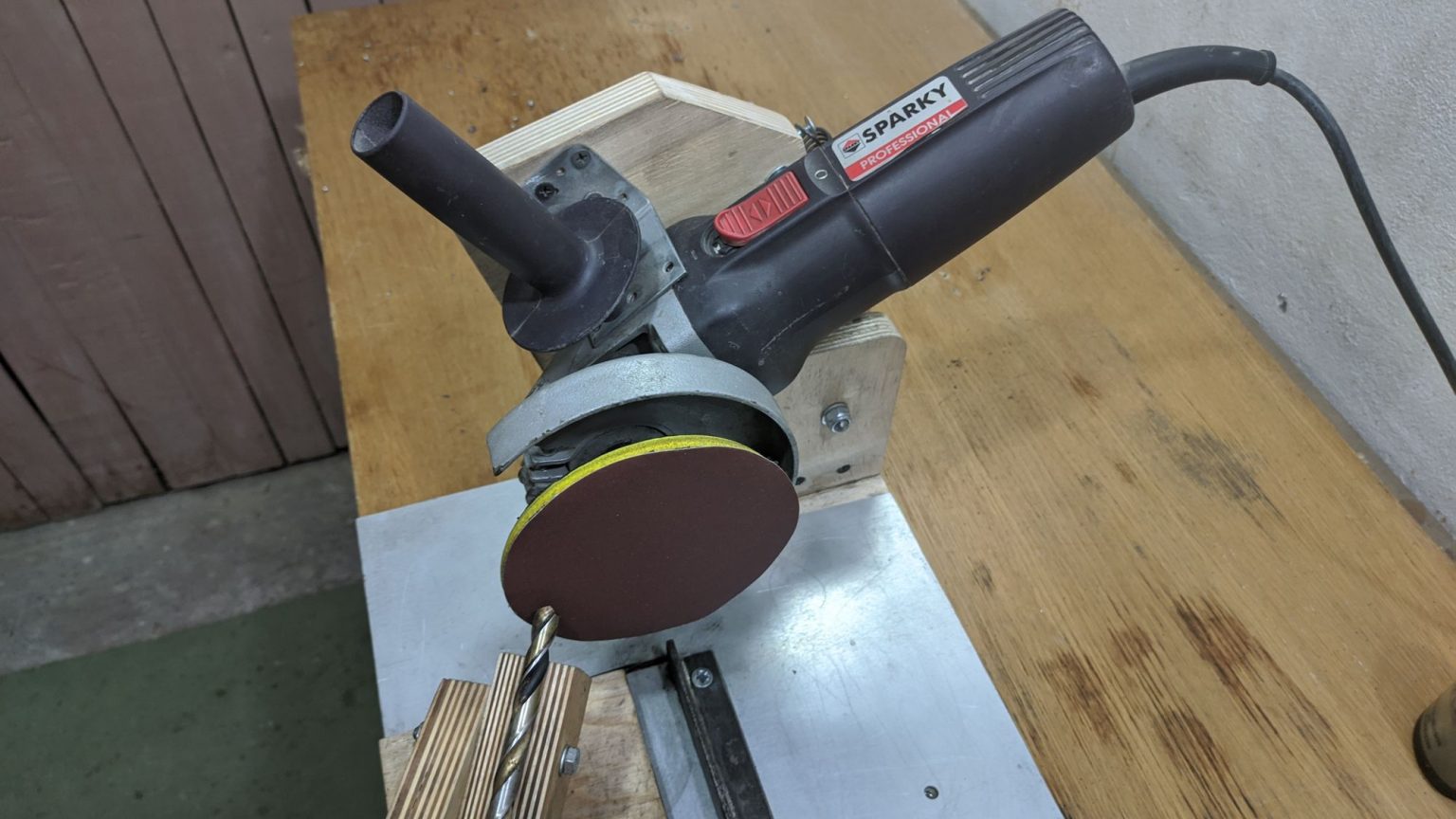 DIY Drill Bit sharpening jig — Free plans, 3D model and measurements